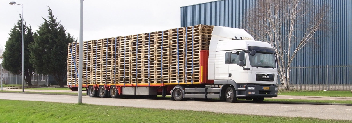 Eigen pallettransport. Open vrachtwagen met pallets. Eigen pallettransport. Open vrachtwagen met pallets.