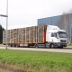 Eigen pallettransport. Open vrachtwagen met pallets.